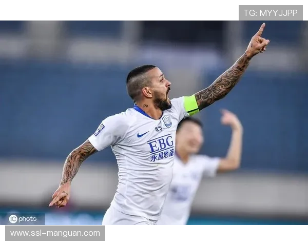 芝加哥火焰球迷高举巨幅标语 助威球队全力冲刺保级战