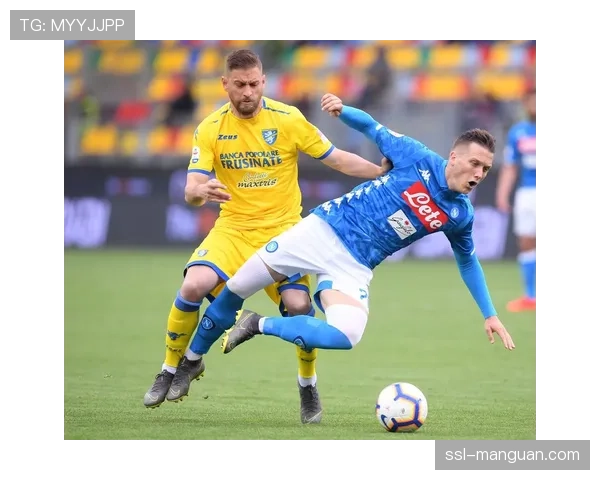 特写：比赛第85分钟，弗罗西诺内全队十人退回本方禁区